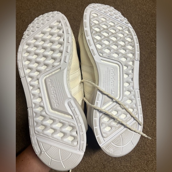 🔥🔥BRAND NEW WITHOUT BOX- ADIDAS Ladies size 7 cream sneakers. - Picture 3 of 10